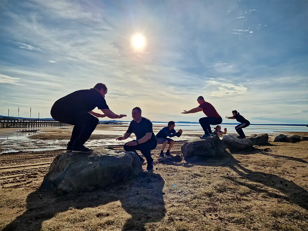 Gruppträning på stranden, ett företagsevent arrangerat av PT Sussi