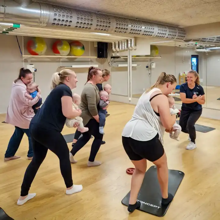 Glada mammor och bebisar på Mammaträning med PT Sussi