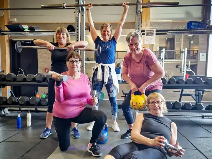 Seniorgruppen tränar gym och balans med PT Sussi på Koppjärk