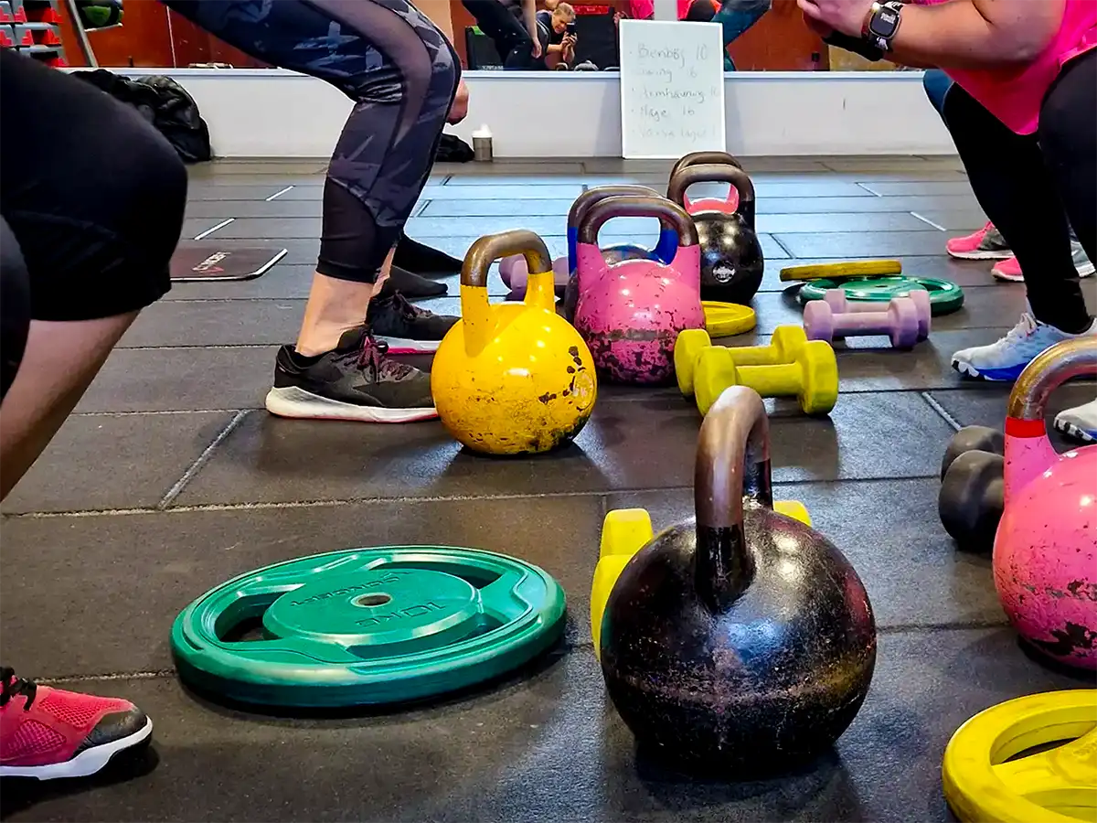 Kettlebells, hantlar och viktplattor används flitigt i PT Sussis gruppträning.