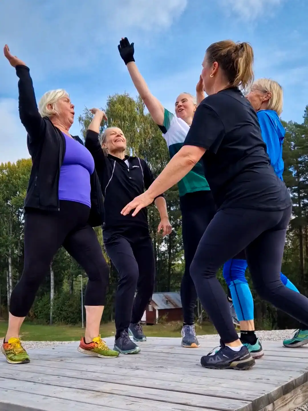 Gruppträning på trädäcket med PT Sussi