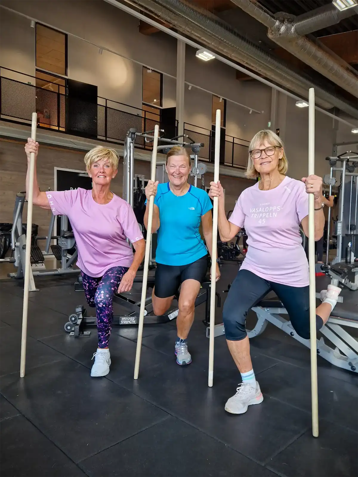 Tre damer tränar squats på Koppjärk