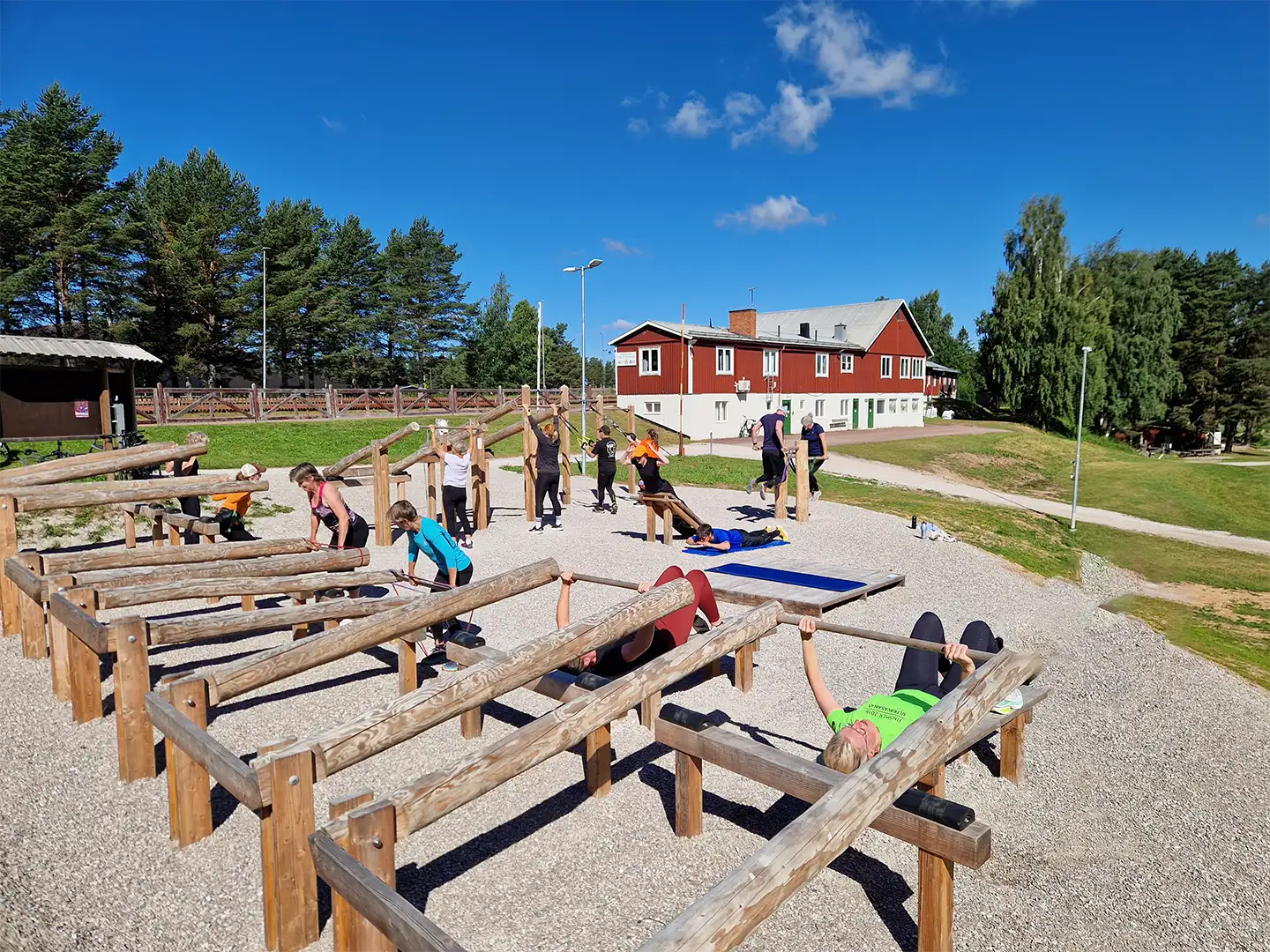 Gruppträning i utegymmet vid Jarlstugan