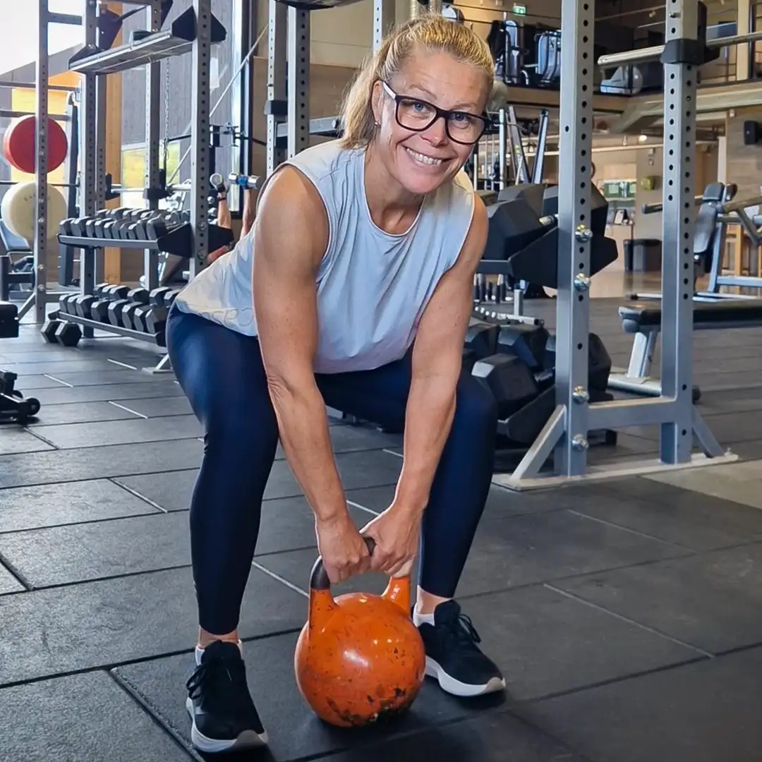 Sussi lyfter en kettlebell